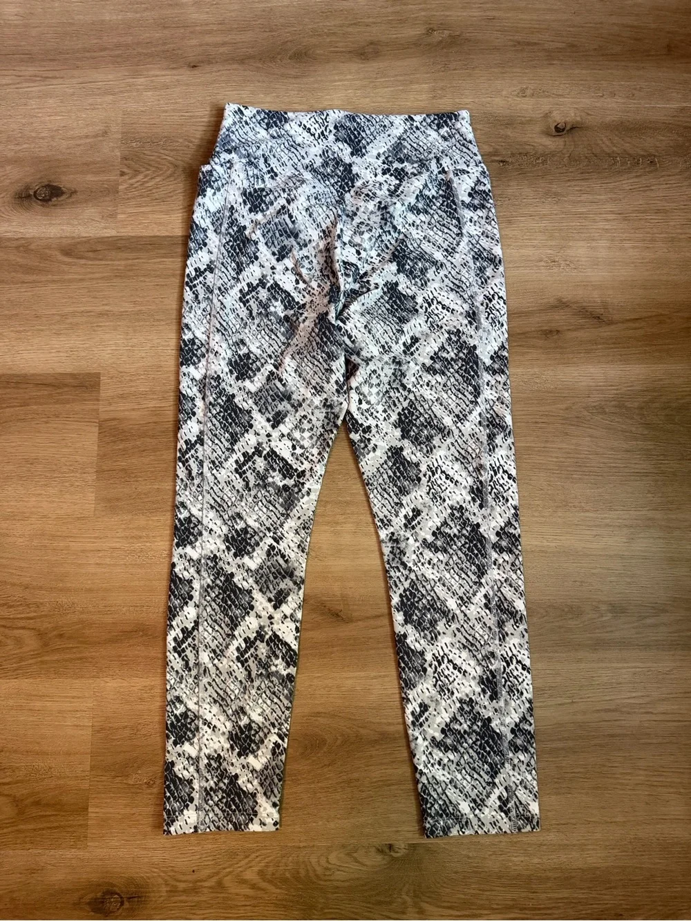 PINK Victoria's Secret Black & White Snake-Print Leggings